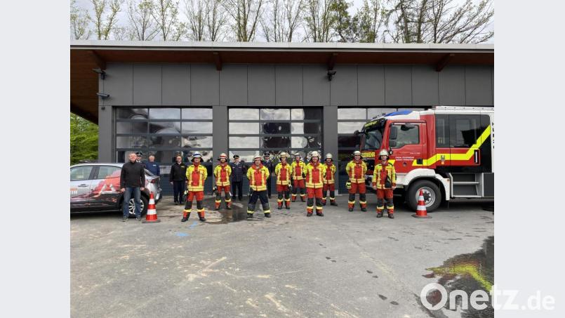 Eine Gruppe der Feuerwehr Parkstein absolvierte die Leistungsprüfung &quot;Technische Hilfeleistung&quot;. Dazu gratulierten Bürgermeister Reinhard Sollfrank (links), Vorsitzender Hans Wittmann (Vierter von links) und Kommandant Stefan Bäumler (rechts). Bild: bey