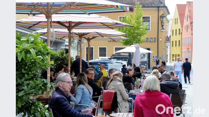 Einfach wieder draußen und unter Leuten sein – in Amberg ist das dank einer niedrigen Inzidenz wieder möglich. Wie hier am Samstagvormittag am Roßmarkt. Bild: Stephan Huber