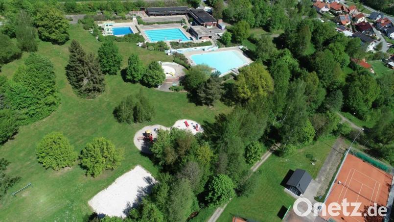 Ab Samstag ist das Pleysteiner Freibad wieder für die Besucher geöffnet. Zur Verfügung stehen das Schwimmerbecken (Mitte), das Nichtschwimmerbecken (rechts) und das Kinderbecken (leicht verdeckt). Ebenso die anderen Einrichtungen wie Volleyball und Spielplätze (unterer Bildteil). Das Sprungbecken mit dem Sprungturm (links oben) kann nicht genutzt werden. Bild: bey