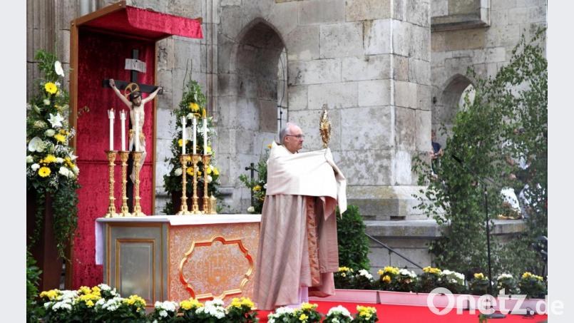 Bischof Rudolf Voderholzer bei der Fronleichnam-Prozession im Juni 2019. Archivbild: Bistum Regensburg