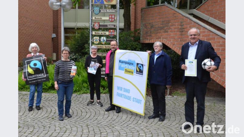 Über die Urkunde der Kampagnenleitung in Köln freuen sich (von links) Christa Burzer, Annette Rösl, Cornelia Völkl, Michael Träger, Veit Wagner und Bürgermeister Lothar Höher. Bild: uz