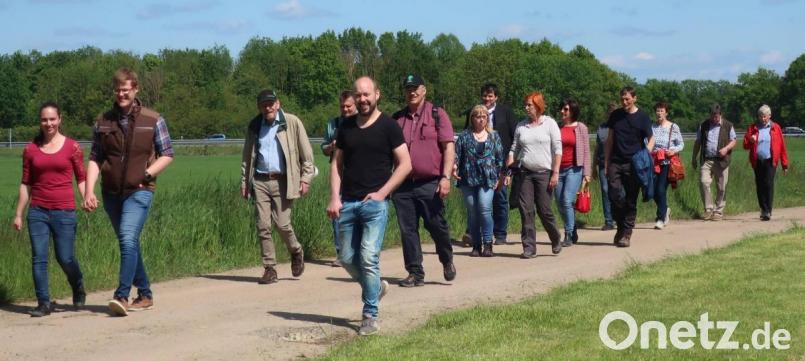 Mitglieder des Bauernverbandes und der Natur- und Tierschutzverbände nutzten eine gemeinsame Wanderung zum Gedankenaustausch. Bild: Hirsch