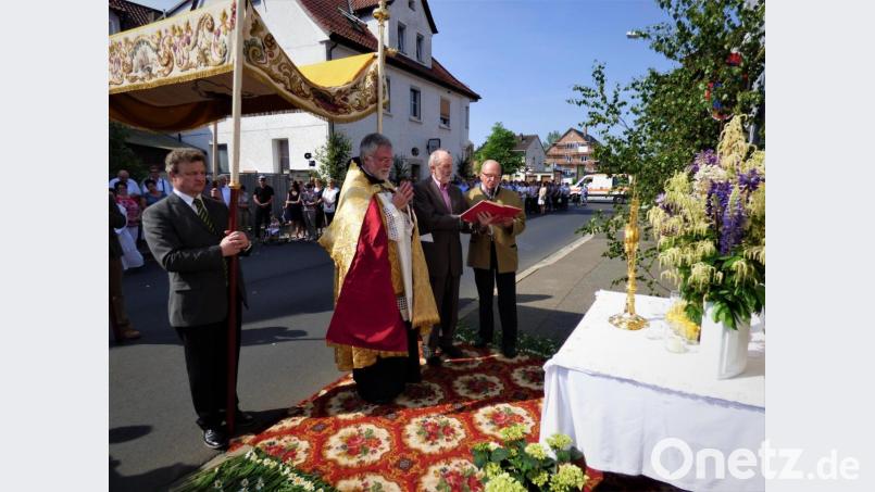 An aufwendig geschmückten Altären in den Straßen feierte der Pressather Pfarrer Edmund Prechtl 2018 noch zusammen mit Hunderten Gläubigen das Fronleichnamsfest. Wie wird das nun 2021 sein? Archivbild: mng