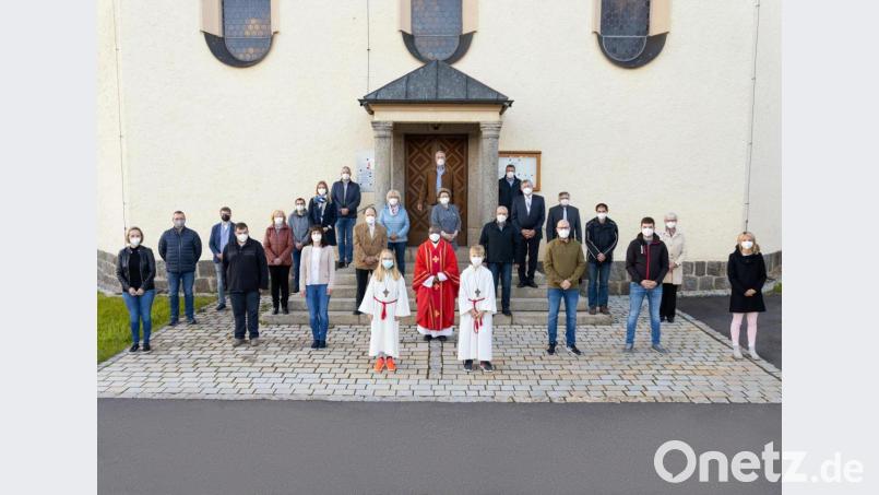 22 Erwachsene feierten ihre Jubelkommunion in Großkonreuth und Griesbach. Mit im Bild: Pfarrer Charles Ifemeje, die Ministranten und Pfarrgemeinderatssprecher Gerhard Kraus. Bild: Fotostudio Hummer/exb