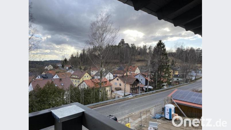 Im oberen Stock haben die Mieter einen unverstellten Blick auf die Burgruine. Bild: Eichl