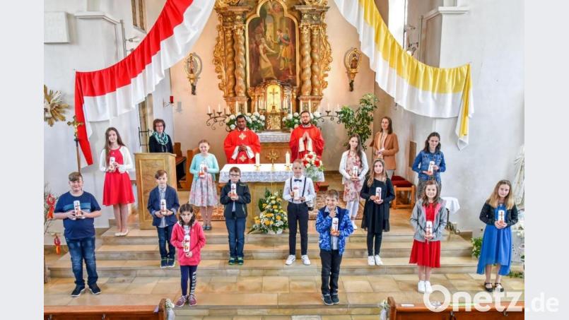 Die gefirmten Fünftklässler mit Pfarrer Johannes Arweck (Zweiter von rechts), Pfarrvikar Thomas Sanikommula (Zweiter von links), Pfarrgemeinderätin Manuela Popp (links) und Religionslehrerin Waltraud Geitner (rechts). Bild: Carola Dorr/exb