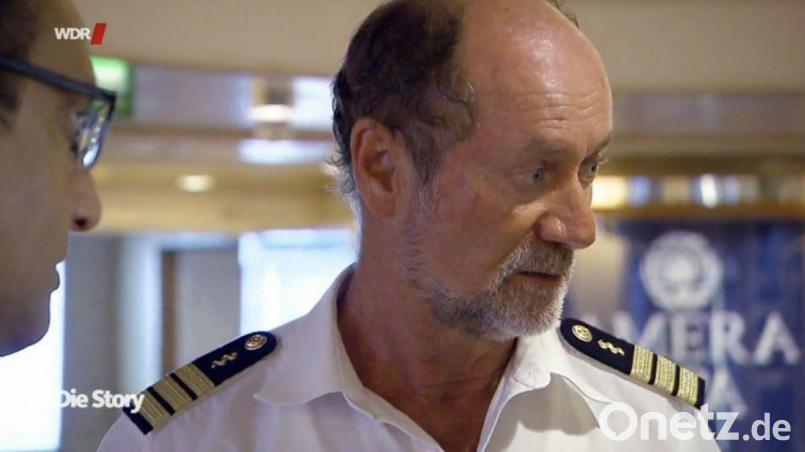 Das hätte sich Dr. Winfried Koller, 67, auch nicht träumen lassen: Der Schiffsarzt begleitete das Kreuzfahrtschiff „MS Amera“ in der Corona-Pandemie auf einer 18-tägigen Odyssee von Südamerika zurück nach Europa. Bild: ARD-Mediathek, „Story im Ersten“