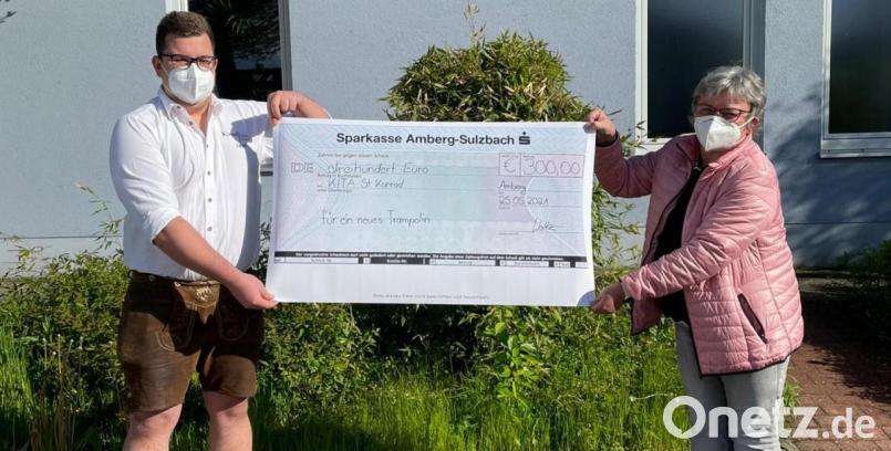 Groß war die Freude bei der Leiterin der Kindertagesstätte St. Konrad, Elisabeth Gromes, als ihr Philipp Müller, der 2. Vorsitzende von „KirwAri“, eine Spende in Höhe von 300 Euro übergab. Bild: ads