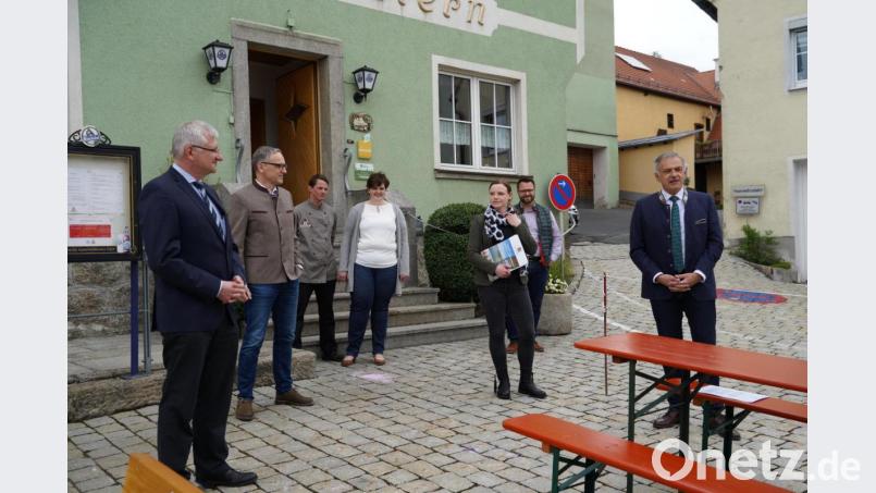 Johannes Reger, Bernd Sommer, Wolfgang und Claudia Lindner, Stephanie Wenisch, Matthias Grundler und Roland Grillmeier eröffneten in Falkenberg die Tourismussaison im Landkreis Tirschenreuth. Bild: kaz