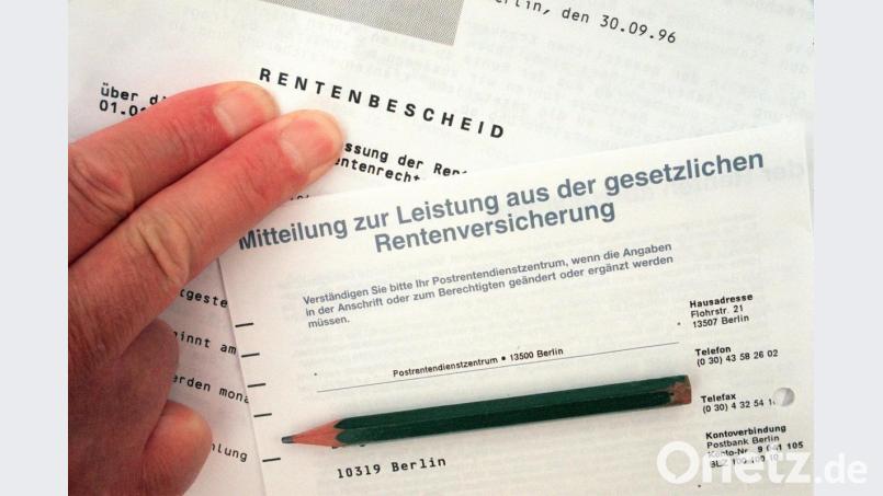 Ein Rentenbescheid liegt auf einem Tisch. Symbolbild: Jens Kalaene