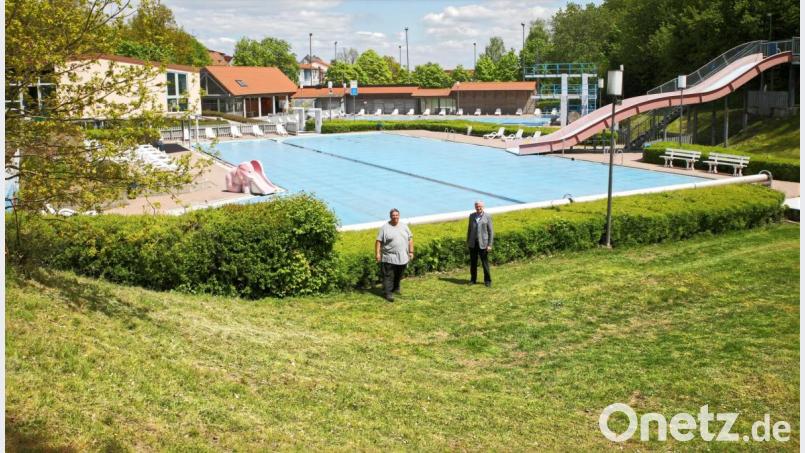 Das Freibad ist von den Mitarbeitern des Städtischen Bauhofs und vom Freibadteam für die heutige Öffnung vorbereitet. Bei einem Ortstermin erklärte Bürgermeister Johannes Reger (rechts) das Hygienekonzept. Bild: njn