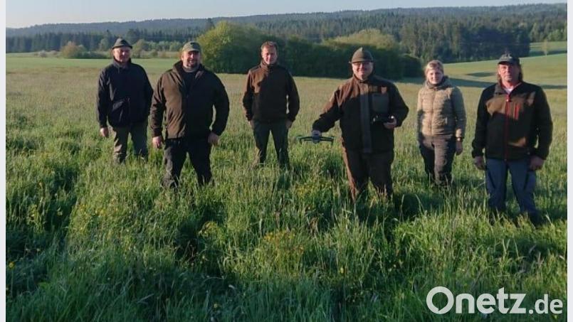 Das Team der Gemeindejagd, die bei der Suche der kleinen Rehkitze behilflich sind (von links): Organisator Robert Reger, Helmut Schenkl, Thomas König, Drohnenpilot Michael Sticht, Carola Reger, der Vorsitzende der Jagdgenossenschaft Hans Sticht. Bild: soj