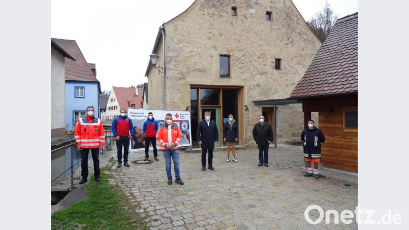 Das Corona Testzentrum im Steinstadel Kastl mit (v.l.) Rettungssanitäter des HvO Kastl Thomas Renner, Bereitschaftsleiter der Bergwacht Amberg Markus Arnold und stellvertretender Bereitschaftsleiter der Bergwacht Amberg Alexander Renner, Katastrophenschutzbeauftragter des BRK Kreisverbandes Amberg-Sulzbach Bernd Lödel, 1. Bürgermeister Stefan Braun, 3. Bürgermeisterin Monika Breunig, 2. Bürgermeister Andreas Otterbein, 1. Kommandant der Feuerwehr Kastl Tobias Lang. Bild: Stefan Braun/exb