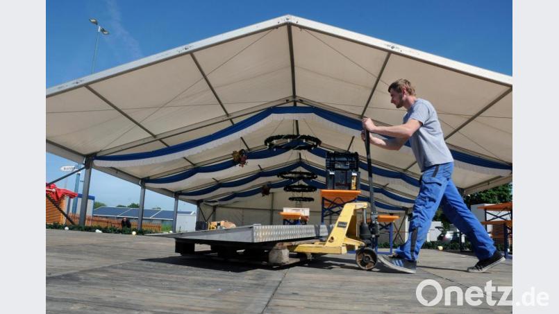 Der Aufbau schreitet voran: Bis zum Dult-Start am Donnerstag, 3. Juni, 11 Uhr, ist alles an seinem Platz. Das Volksfest dauert bis Sonntag, 13. Juni. Bild: Stephan Huber
