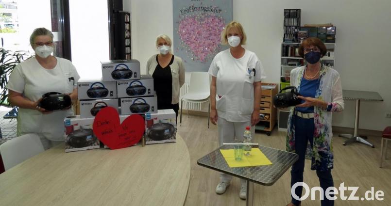 „Danke vielmals, wir freuen uns sehr“, stand auf dem roten Herz. Der Förderverein für Schwerkranke spendete zehn CD-Player. Im Bild von rechts: Fördervereinsvorsitzende Waltraud Koller-Girke, Oberärztin Gudrun Weber, Atem- und Musiktherapeutin Evi Angstmann sowie Beate Spickenreuther von der Pflegedienstleitung. Bild: Dobmeier