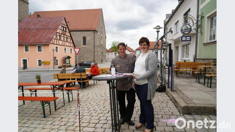Wolfgang und Carolin Lindner sind froh: Seit Freitag dürfen sie wieder Übernachtungsgäste in ihrem Gasthof in Falkenberg empfangen. Im Biergarten sitzen, Bernd Sommer, Roland Grillmeier, Matthias Grundler und Johannes Reger (von links)zusammen. Das ist möglich, weil zwei von ihnen bereits vollständig geimpft sind. Bild: kaz