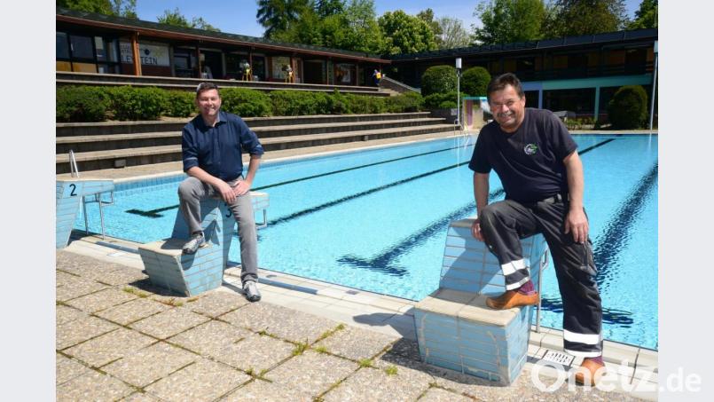 Bürgermeister Rainer Rewitzer (links) und Bademeister Hubert Rewitzer (rechts) würden sich nach den umfangreichen Vorbereitungsarbeiten über eine großen Besucheransturm im Pleysteiner Freibad freuen. Bild: bey