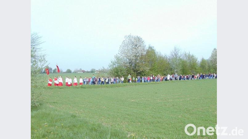 Im Jahr 2002 führten die Prozession durch die Fluren noch zu den außerhalb vom Ort liegenden Kapellen. Bild: gz