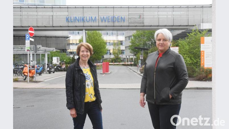 44 Jahre – ihr gesamtes Berufsleben – verbrachten Sonja Breitschaft (links) und Agnes Rupprecht zusammen: als Kinderkrankenschwestern am Klinikum Weiden. Tausende Mütter und Neugeborene haben sie in dieser Zeit betreut. Bild: Gabi Schönberger