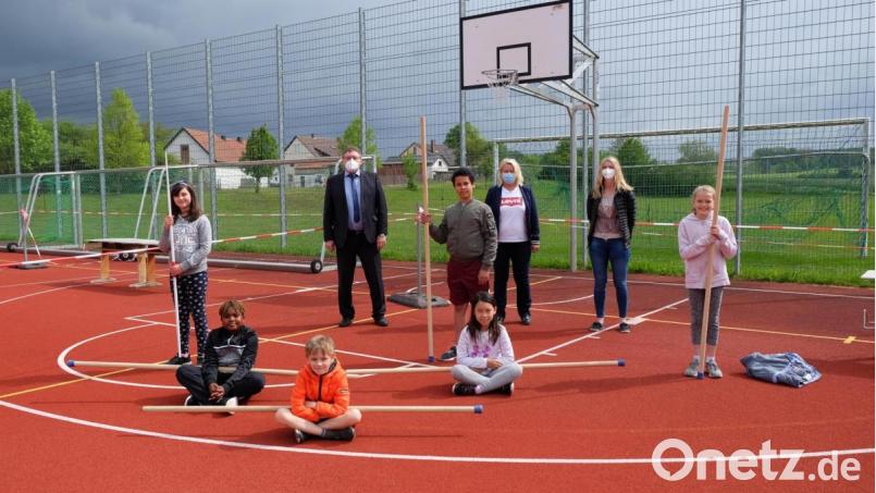 Bürgermeister Hans-Martin Schertl und Rektorin Petra Ligensa (hinten Mitte) statten den Kindern der Ferienbetreuung unter Leitung von Melanie Sichelstiel (hinten rechts) einen Besuch ab und loben die tolle Organisation. Bild: Stefanie Gradl