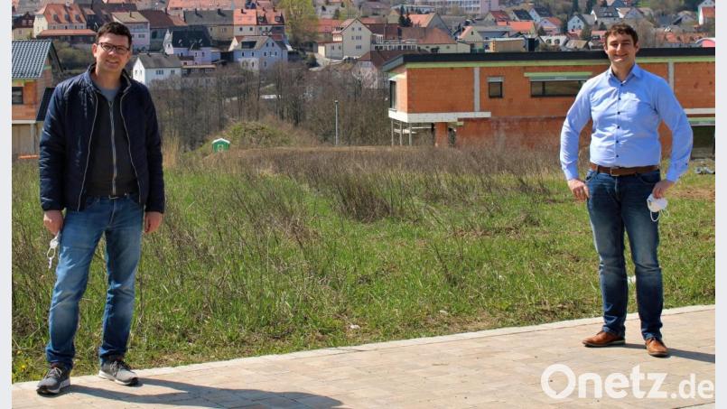 Das Baugebiet &quot;Naabhöhe&quot; zieht viele Bauwillige an, davon überzeugten sich Dominik Vollath und Matthias Fütterer (von links) vor Ort. Bild: Dominik Vollath/exb