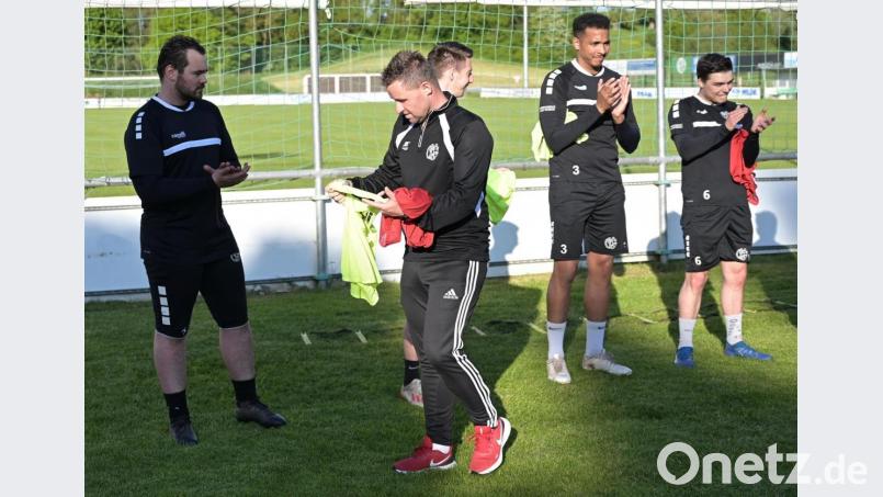 Trainer Franz Koller (vorne) verteilte am Montagabend beim Auftakt der DJK Gebenbach gleich mal Leibchen und Aufgaben. Bild: ref
