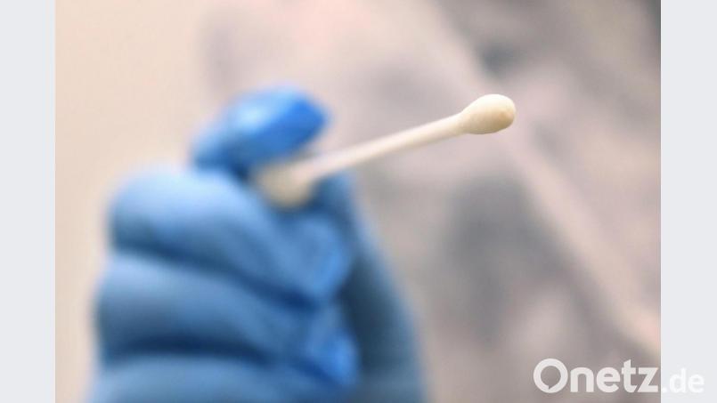 Ein Arzt hält einen Tupfer, mit dem ein Abstrich für einen Coronatest gemacht wird. Symbolbild: Karl-Josef Hildenbrand