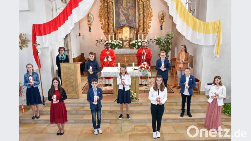Bei einem Festgottesdienst in der Pfarrkirche St. Vitus in Ursensollen empfangen neun Sechstklässler das Sakrament der Firmung. Bild: Siegfried Niebler/exb