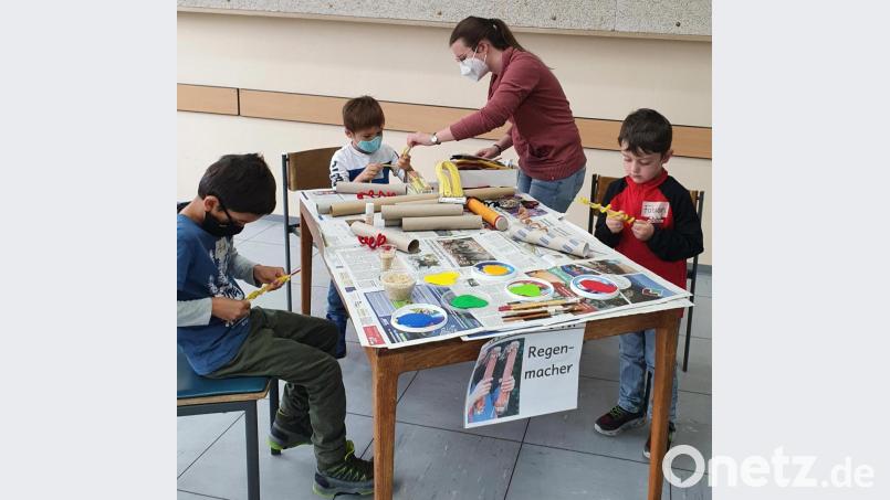 Die Kreativität kannte keine Grenzen: Unter Regie von Mitgliedern der Stadtkapelle durften die Kinder aus Abfallproduktion tolle neue Sachen herstellen. Bild: Bianca Reil/exb