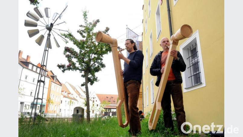 Robert Vogel (links) und Thomas Ertel testeten am Freitagabend mit selbstgebauten Vogelhörnern schon mal die Akustik auf der Wiese hinter dem Luftmuseum in Amberg. Bild: Stephan Huber