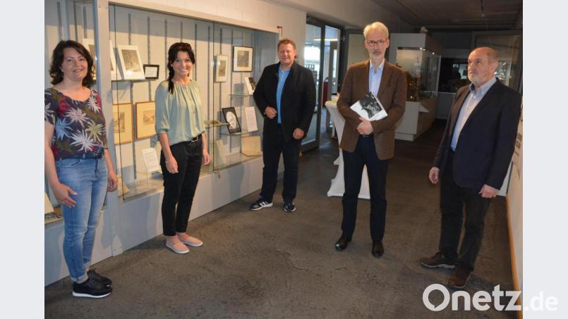 Nicole Schuller und Marion Papsch vom Museumsteam, Bürgermeister Stefan Grillmeier, Historiker Manfred Knedlik und Werner Männer vom Arbeitskreis Heimatpflege (von links) haben die neue Dauerausstellung über Herbert Molwitz am Dienstag eröffnet. Bild: jr