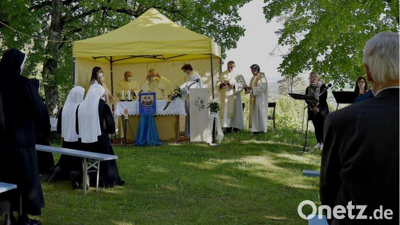 Mit dem Schlussgottesdienst der Gebetsstaffel um geistliche Berufungen feiern die Gläubigen auch das Patrozinium der Dreifaltigkeitskapelle auf dem Gottvaterberg. Bild: sck