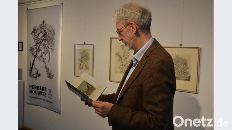 Historiker Manfred Knedlik blättert in seinem 2020 veröffentlichten Buch „Herbert Molwitz – Vom künstlerischen Reiz des Unauffälligen“. Bild: jr