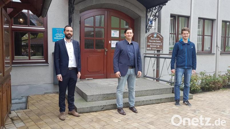Bürgermeister Armin Bulenda gratuliert den beiden neuen Ortssprechern Thomas Kleber (Mitte) und Matthias Eckl (rechts). Bild: gi