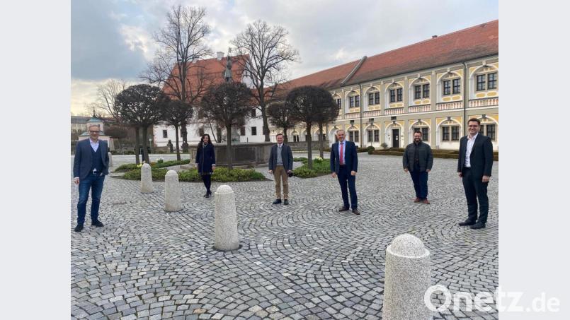 Unterstützung für den Neustart Bayern-Tschechien: (von links) CSU-Fraktionsvorsitzender im Kreistag Bernd Sommer, CSU-Kreistagsgeschäftsführerin Margit Bayer, Landtagsabgeordneter Tobias Reiß, Landrat Roland Grillmeier, Fraktionsvorsitzender der Zukunftsliste Matthias Grundler und Europaabgeordneter Christian Doleschal. Bild: Büro Doleschal/exb