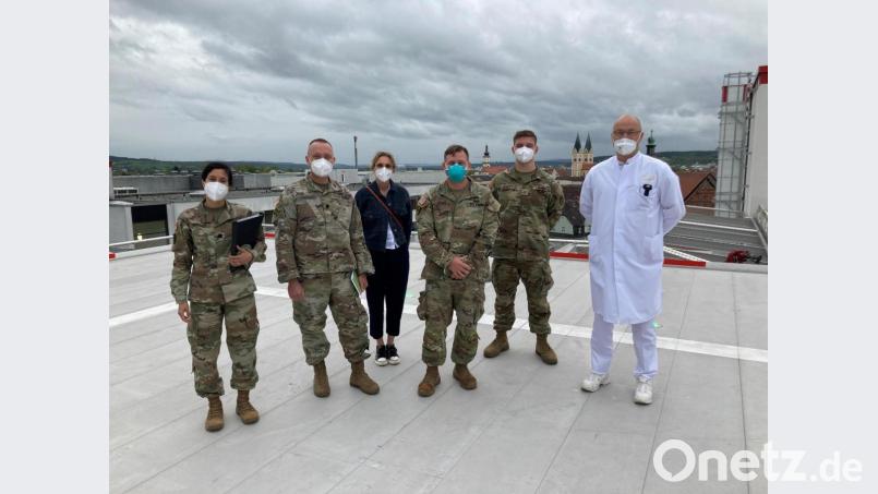 Den Hubschrauberlandeplatz des Weidener Klinikums, auf dem auch die Blackhawks der US-Armee landen, besichtigten (von links) die neue Kommandeurin der Health Clinic Grafenwöhr, Crista Wagner, und ihr Vorgänger Avery Carney sowie Erika Walberer Reis, Matthew Kals und Cameron Kennedy mit Dr. Andreas Pohl. Bild: Michael Reindl/exb