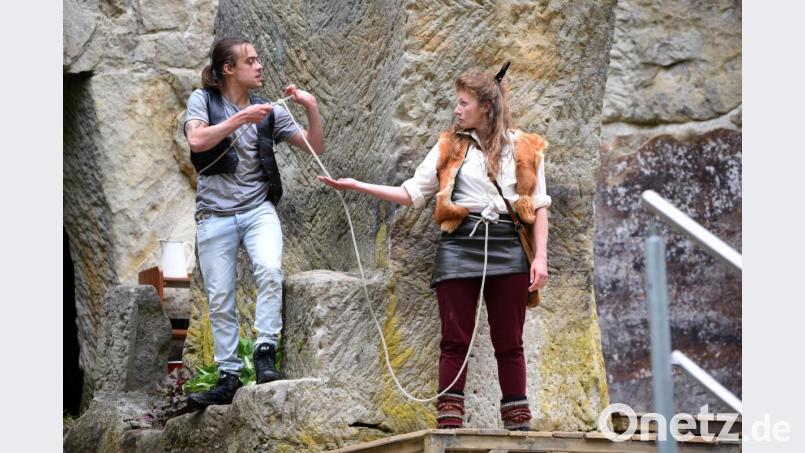 Miteinander verbunden: Ronja (Magdalena Meier) rettet Birk (Philipp Rosenthal) das Leben. Die Räuberkinder schließen Freundschaft. Bild: Tobias Schwarzmeier