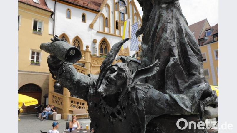 Hier fließt gerade kein Wasser: Der Amberger Hochzeitsbrunnen auf dem Marktplatz ist defekt. Er wird aber repariert. Archivbild: Wolfgang Steinbacher