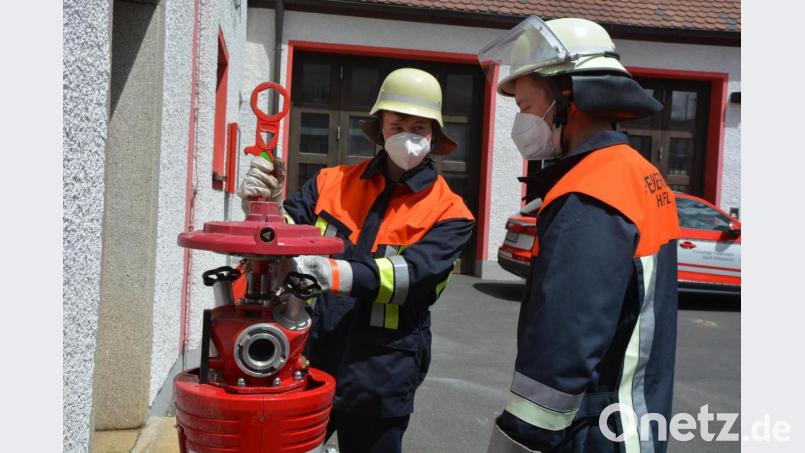 Sitzen muss der Anschluss eines Feuerwehrschlauches an einem Hydranten. Bild: jr