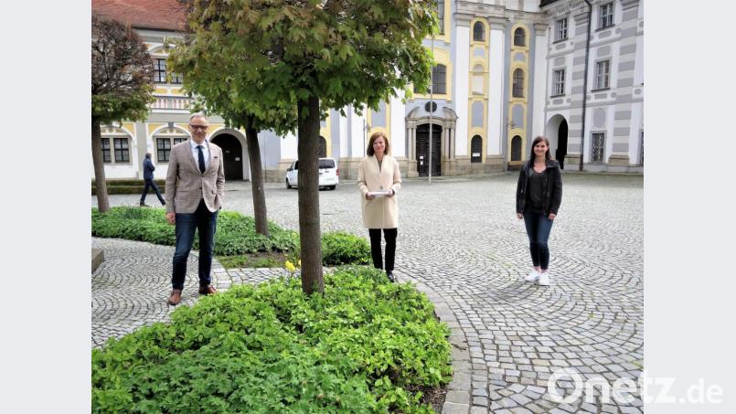 Bürgermeister Bernd Sommer, Touristinfo-Leiterin Inge Frank und Sachgebietsleiterin Andrea Ernstberger (von links) stellen das Programm der zweimal verschobenen Europawoche zu 30 Jahre Grenzöffnung in Waldsassen vor. Sie sind zuversichtlich: 2022 findet es statt. Bild: ubb