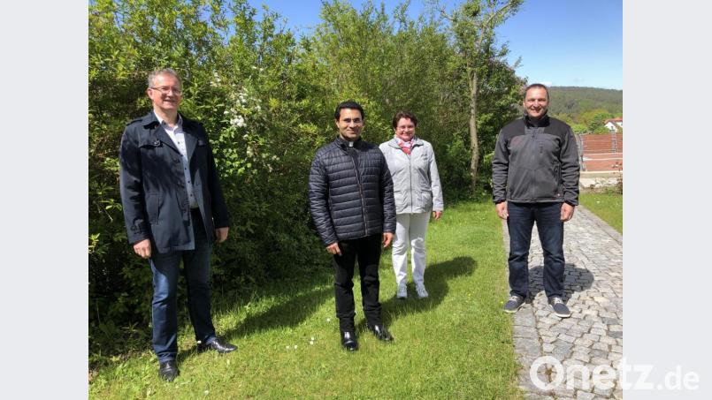 Bürgermeister Franz Grabinger, Kirchenpflegerin Renate Pusch und der stellvertretende Pfarrgemeinderatssprecher Norbert Lehner (von links) gratulierten Pater Binu (Zweiter von links) zum 40. Geburtstag. Bild: ga
