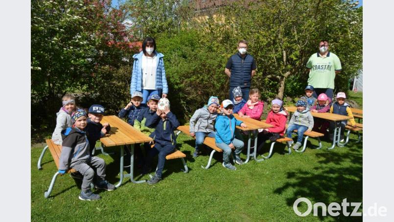 Durch eine Spendenaktion des Elternbeirats konnten für das städtische Kinderhauses „Die kleinen Hankerler“ Tischgarnituren im Wert von über 2600 Euro gekauft werden. Einrichtungsleiterin Susi Fellner und die Kinder bedankten sich bei der Übergabe bei Roland Lindner und Benjamin Rustler (von links) vom Elternbeirat. Bild: jr
