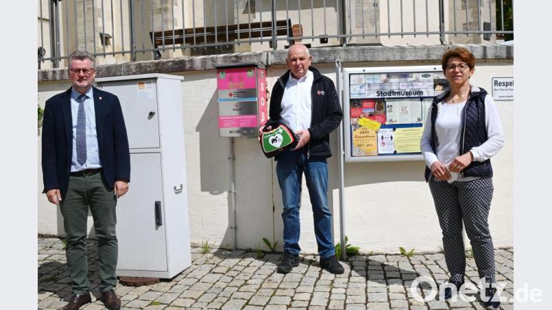 Bürgermeister Michael Göth, Rettungsdienstleiter Erwin Gräml und Ordnungsamtsleiterin Rosalia Wendl (von links) vor dem öffentlichen Defibrillator-Standort am Luitpoldplatz (an der Bushaltestelle). Bild: gf