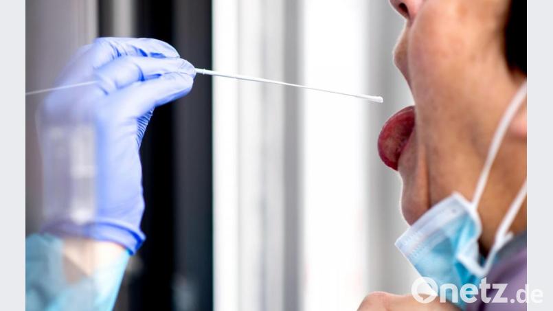 Es gibt immer weniger positive Coronatests im Landkreis Tirschenreuth. Symbolbild: Hauke-Christian Dittrich/dpa