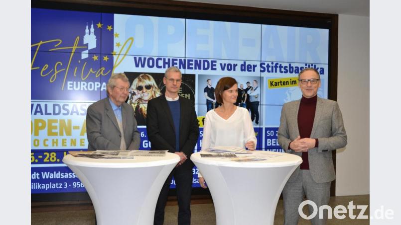 Vor der Videowand im Rathaus-Foyer mit großflächigen Hinweis auf das Europa-Festvial im Sommer informierten (von links) Stadtheimatpfleger Robert Treml, Nils Wittmann als Berater für die grafische Umsetzung und für das Marketing, Inge Frank von der Tourist-Info und Bürgermeister Bernd Sommer über die Einzelheiten. Bild: pz