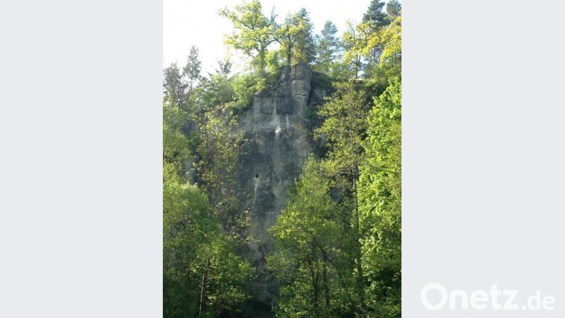 Der Schelcherfelsen liegt dem Naturfreundehaus im Flembachtal direkt gegenüber. Bild: Gertrud Burger/exb