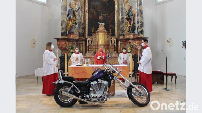 In der Pfarrkirche in Tiefenbach feierte Pfarrer Albert Hölzl den traditionellen Motorradgottesdienst. Ein chromblitzende Chopper war im Altarraum aufgestellt. Bild: nis
