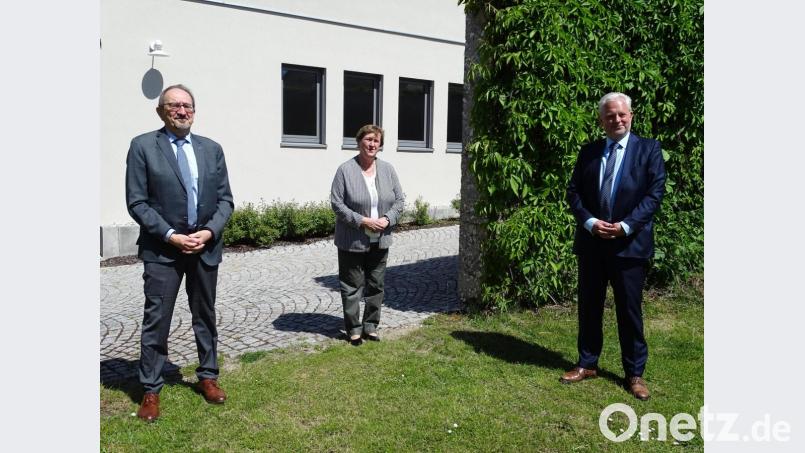 Wegen Corona weit auseinander und doch im engen beruflichen
Schulterschluss: Der ehemalige Amtsgerichtsdirektor Ewald Ebensperger, die amtierende AG-Direktorin Petra Froschauer und Oberlandesgerichtspräsident Dr. Thomas Dickert (von links). Bild: Houschka