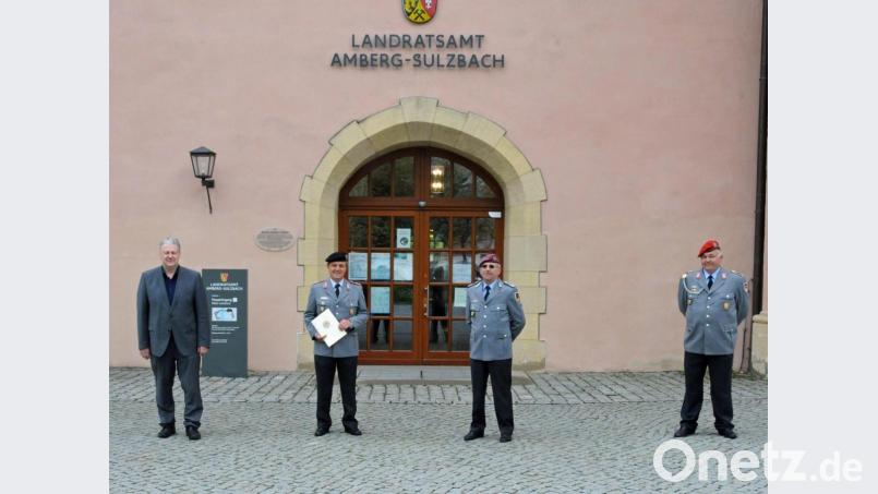 Beim offiziellen Ernennungsakt im Landratsamt (von links Landrat Richard Reisinger, Oberstleutnant Ludwig Nerb, Oberstleutnant Helmut Breun (stellv. Kommandeur Regionalstab Bayern) und Stabsfeldwebel Johann Rothut (Feldwebel für Reservistenangelegenheiten Amberg/Amberg-Sulzbach/Schwandorf). Bild: Christine Hollederer/exb