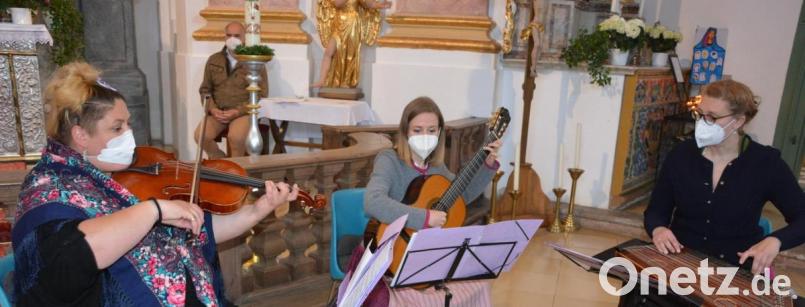 Das Instrumentaltrio „DreialoiSaitn“ mit Bodil Schurrer, Stephanie Schicker und Regina Frank (von links). Bild: jr